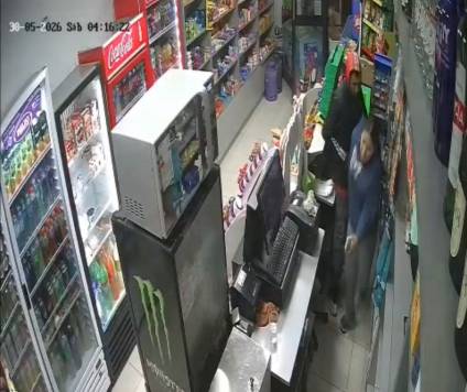 Violento asalto a un kiosco: un delincuente armado se llevó dinero, golosinas y cervezas